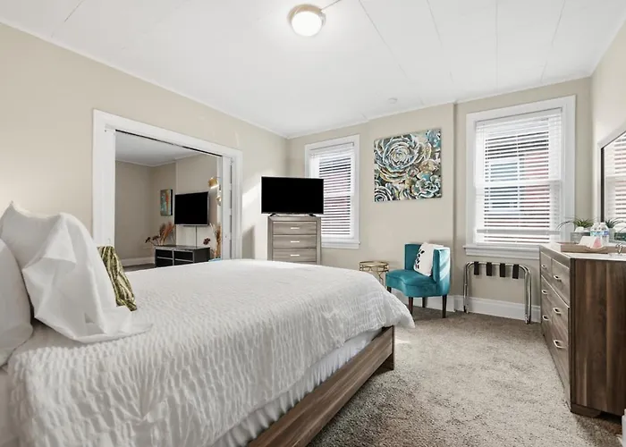 Spacious & Clean 3br 2 Balconies Parking * Pittsburgh
