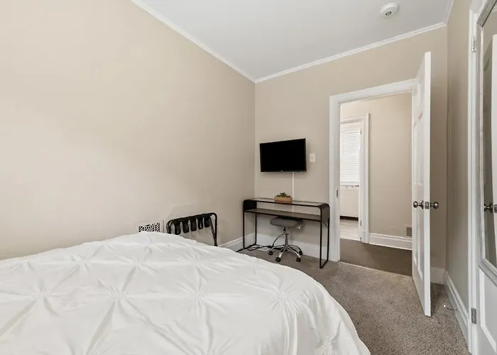 Spacious & Clean 3br 2 Balconies Parking Holiday home Pittsburgh