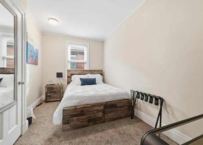 Holiday home Spacious & Clean 3br 2 Balconies Parking Pittsburgh
