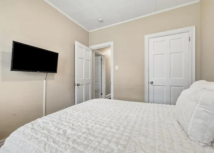 Holiday home Spacious & Clean 3br 2 Balconies Parking Pittsburgh
