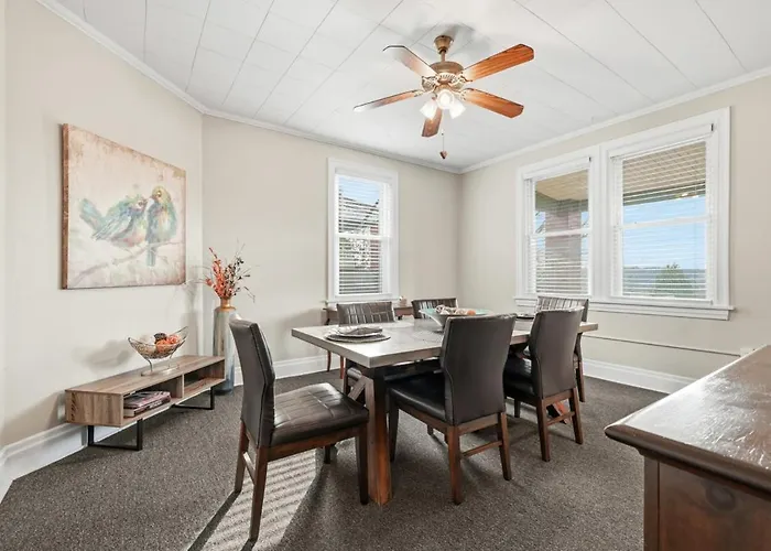 Holiday home Spacious & Clean 3br 2 Balconies Parking Pittsburgh